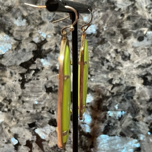 Kendra Scott Vintage Neon Yellow Danielle Statement Earrings In Gold - Picture 7 of 8